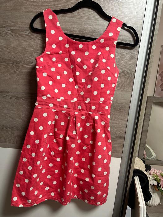 Рокля на бели точки