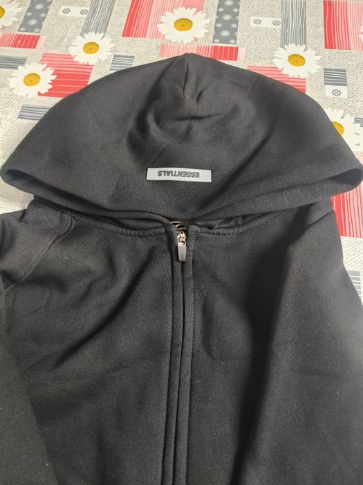 Vând bluza essentials cu fermoar și gluga