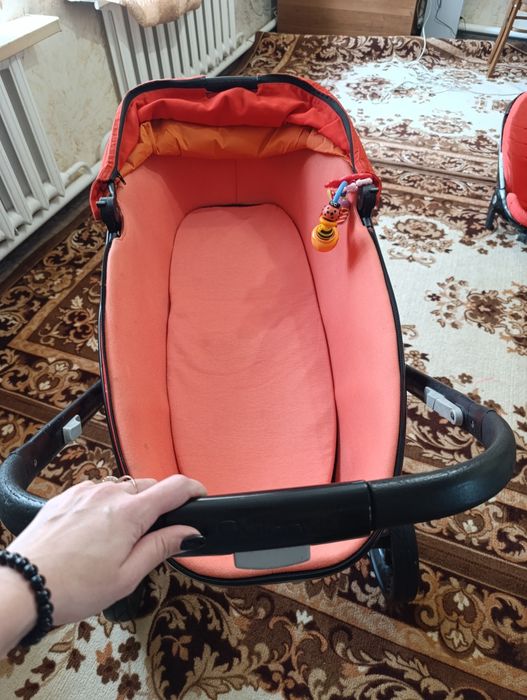Продам коляску с люлькой quinny