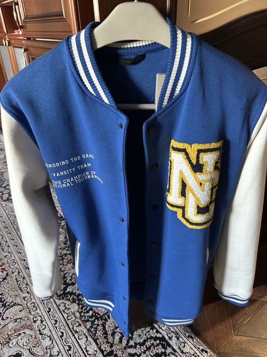 Продам бомбер новый