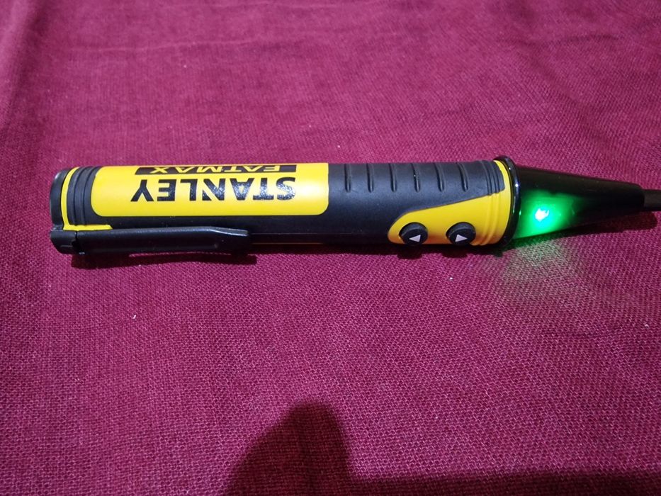 Detector tensiune si metale