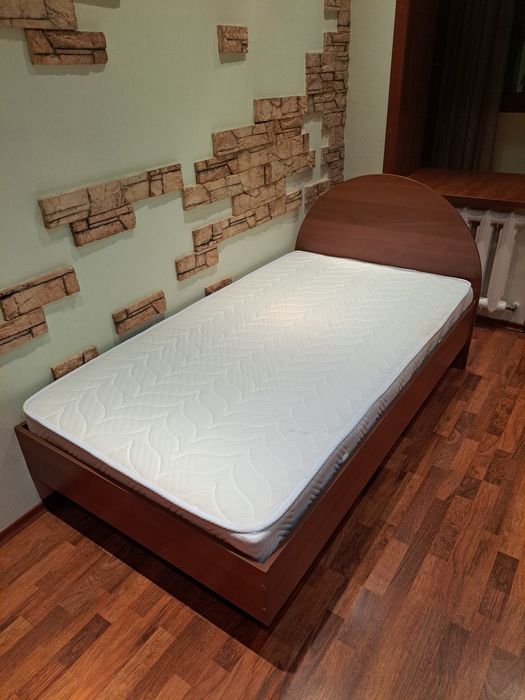 Продается кровать и книжные полки