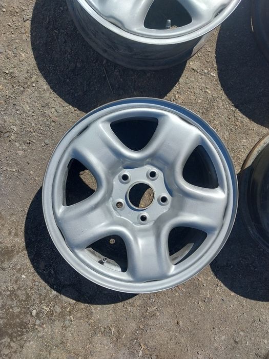 Диски R16 железные. На Toyota Rav 4