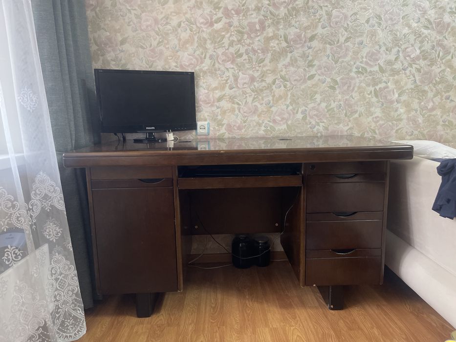 Стол письменный лакированный