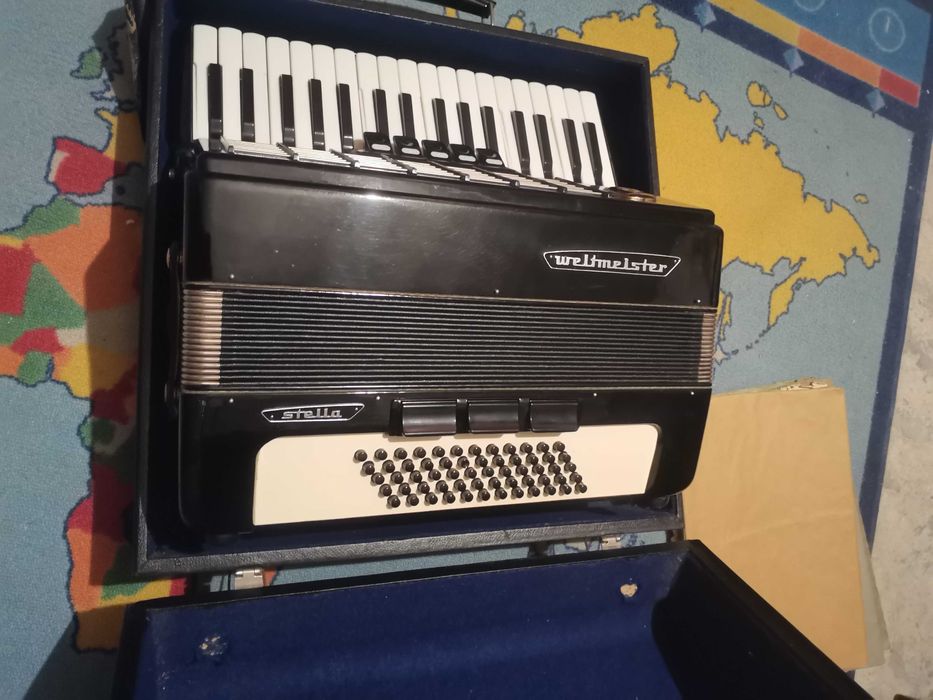 Акордеон Weltmeister Stella 60 баса - Отлично състояние
