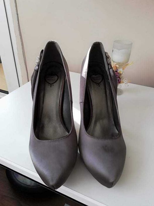 Обувки на висок ток