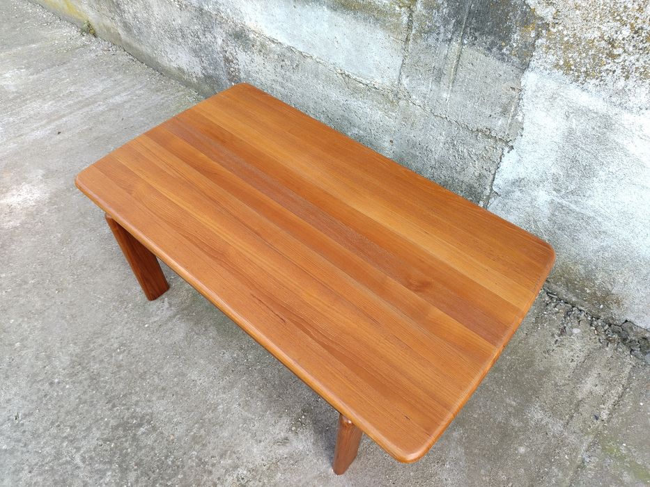 Măsuță veche din lemn masiv de tec, BURCHARDT -NIELSEN, stil Mid-Century
L= 133 cm,  l= 76 cm,  H= 54 cm.
2100 lei