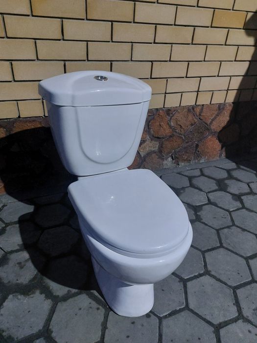 Продам унитаз с бочком