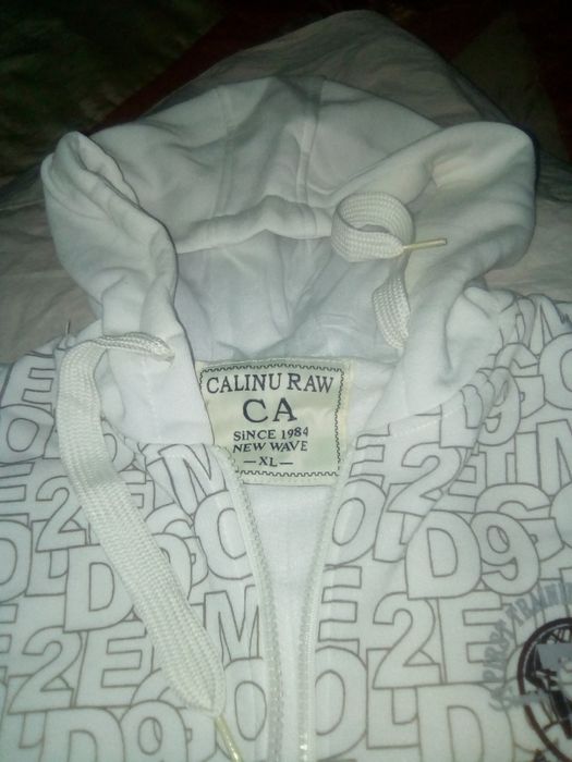 Ветровка с капюшоном.