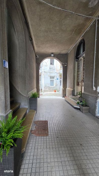 Garsonieră cu curte în centrul vechi, 350 EUR