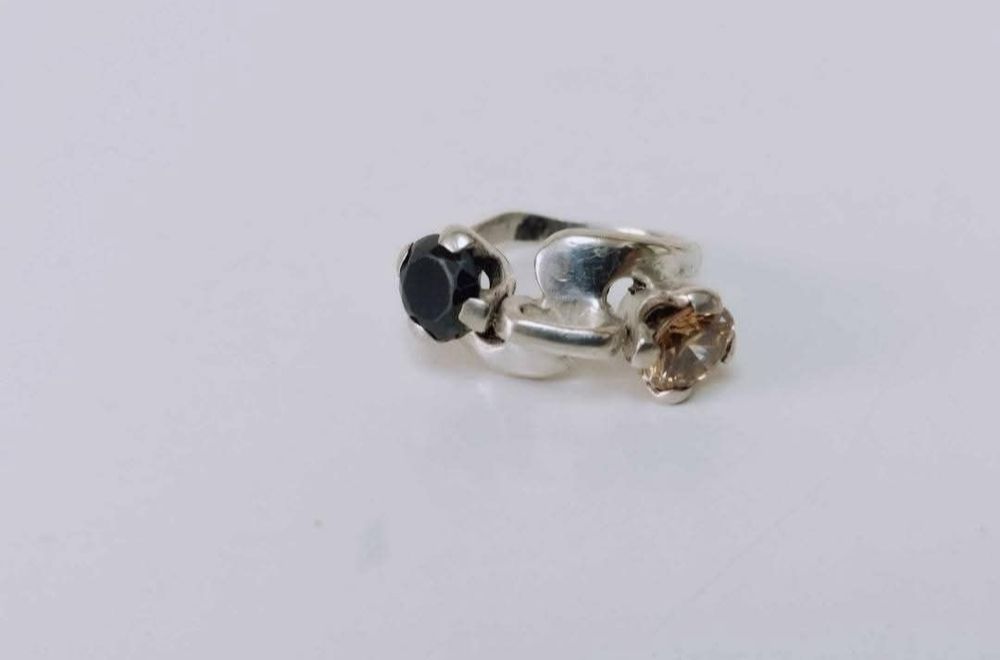 Vechi inel din argint de 925 cu pietre de culoare cognac si negru