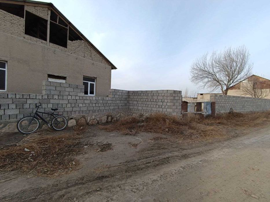 Qurilishi tugallanmagan hovli (Недостроенный участок) sotiladi
