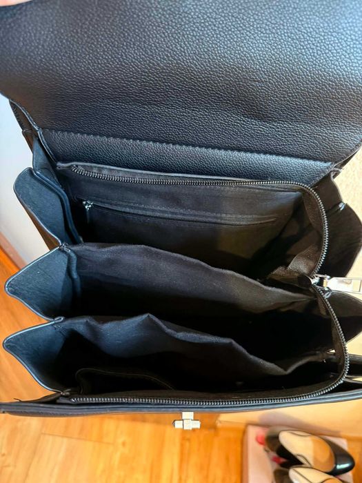 Кожена раница с три разделения и вътрешни джобове