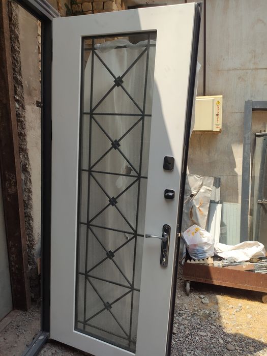 Железная дверь со стеклопакетов  и ковкой