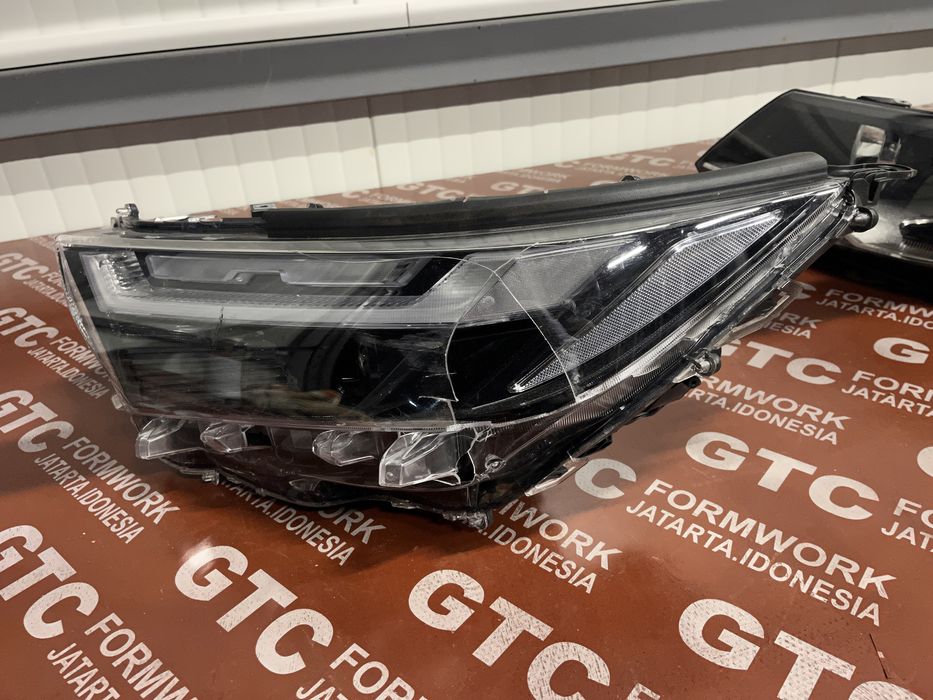 Ляв и десен фар Toyota Rav 4 5 2022-