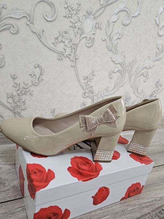 Аёллар оёк кийими