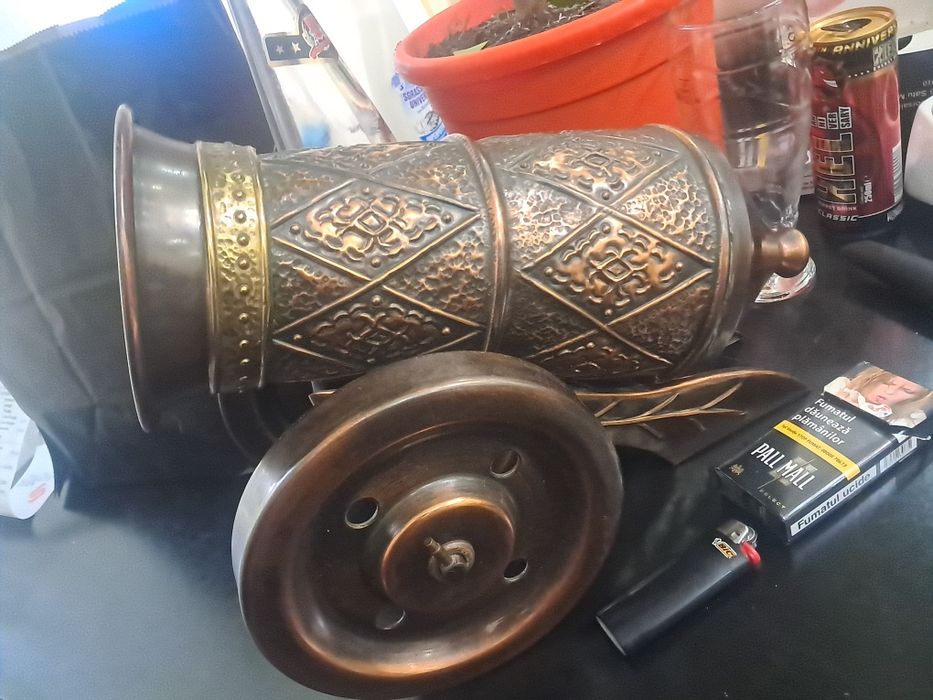 Suport decorativ pentru sticlă de vin, în formă de tun – cupru roșu, lucrat manual