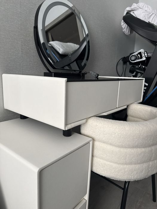 Туалетный столик со стулом