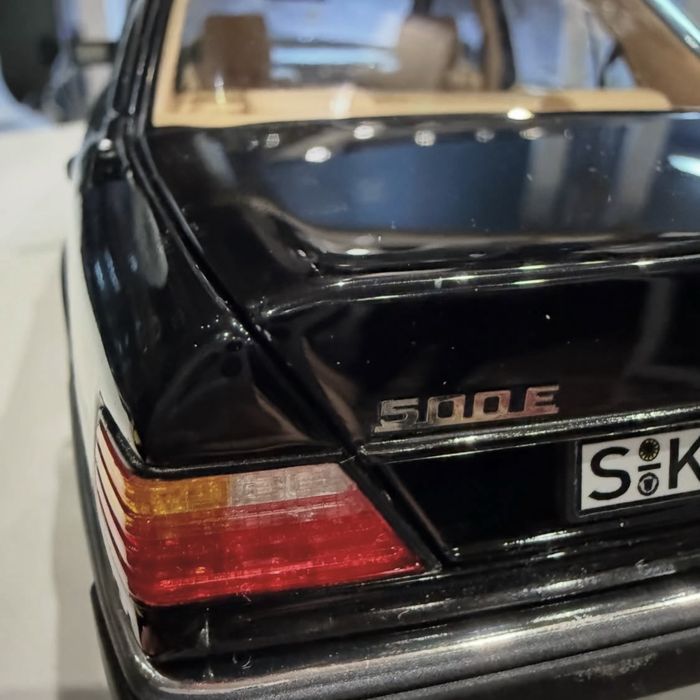 Модель 1:18 Mercedes Benz W124.  500E