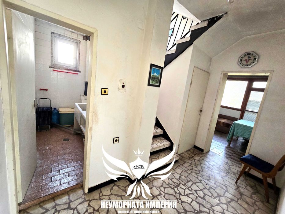 Двуетажна къща с постройки 320РЗП с 1430кв. двор село Конуш