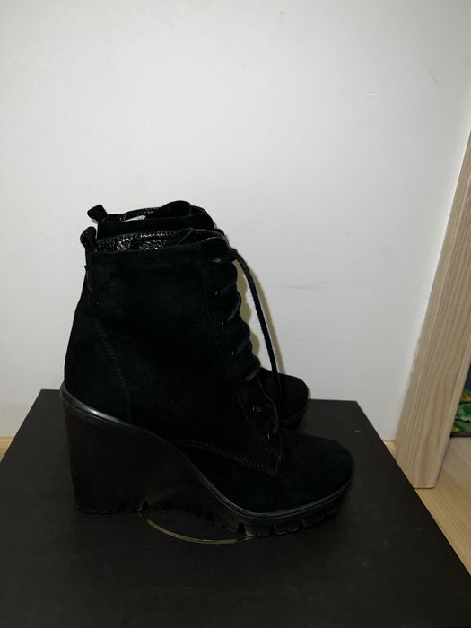 Botine piele intoarsa si blanita