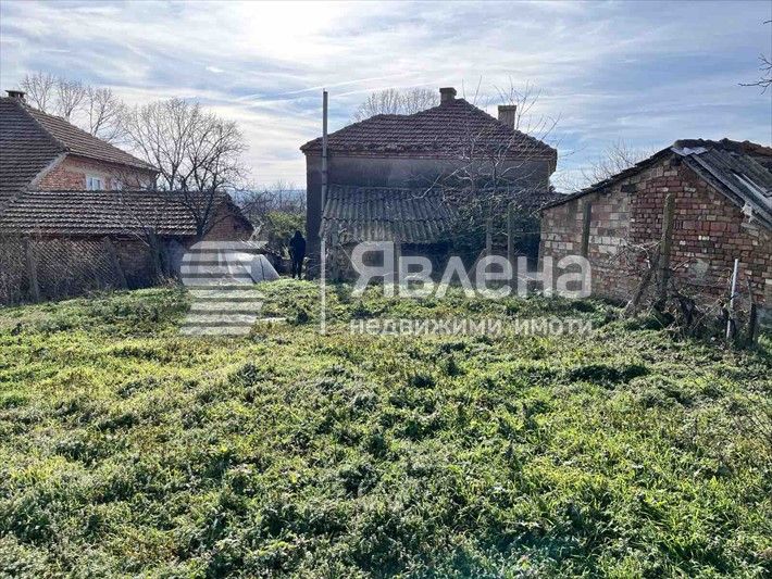 Самостоятелна къща с двор в с.Горица