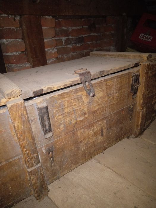 Lada de lemn veche .