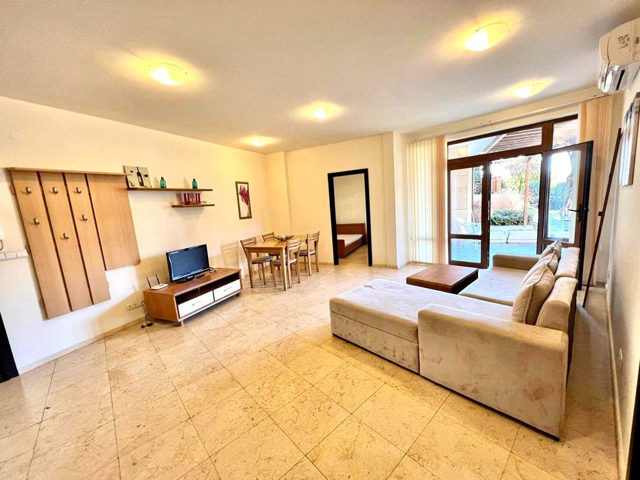 Тристаен апартамент в к-с „Райска градина“, Първа линия