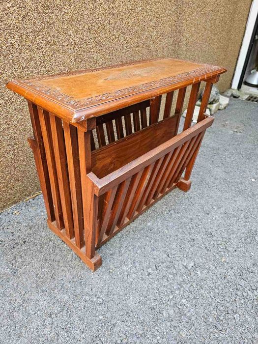 Ръчно изработена стойка /масичка с дърворезба