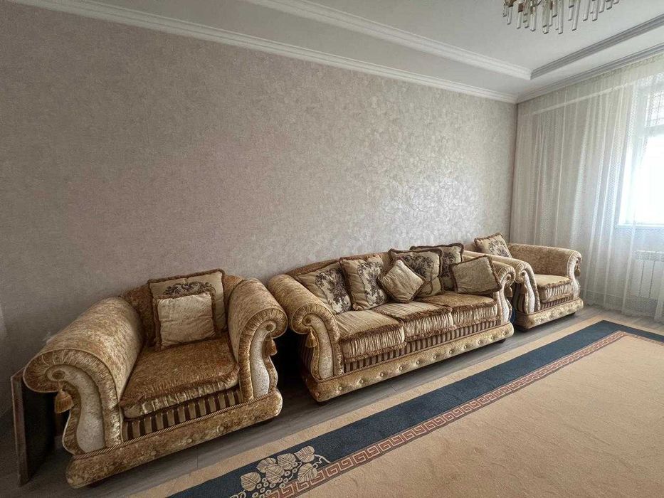 Продаётся раскладной диван в классическом стиле — 300 000 ₸