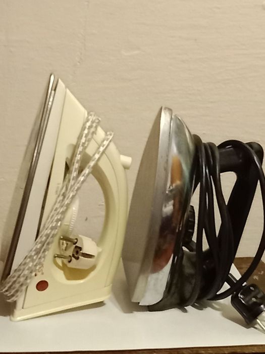 Продам утюги, один китайский, другой советский.