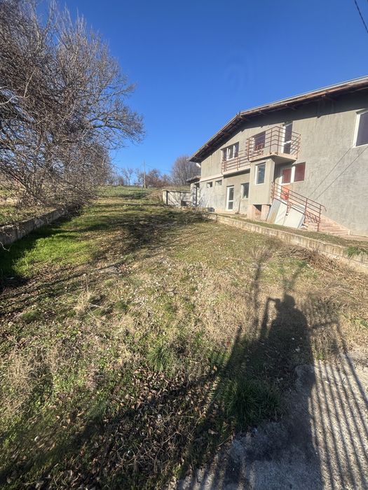 Промишлена сграда 800кв.м 10дка земя