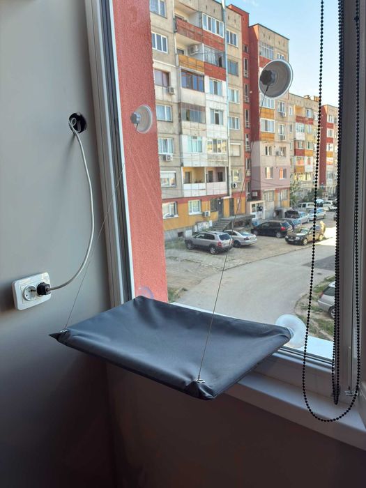 Легло за котка за прозорец