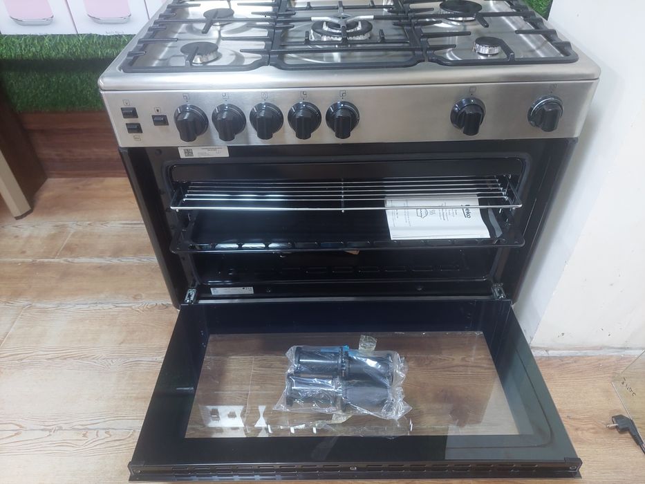 комбинированная кухонная плита бренда Beko.