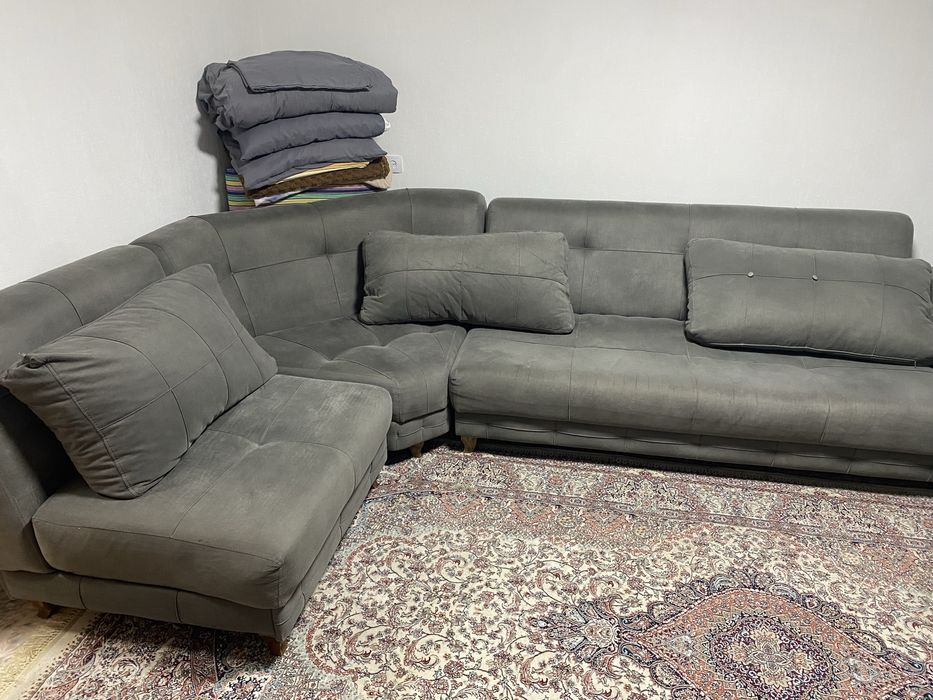 Диван угловой. Материал зорошего качества.