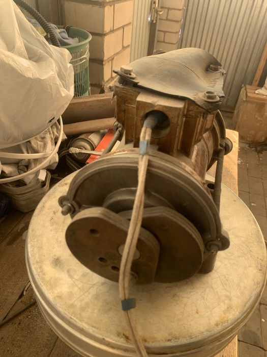 Продам вибродвигатель