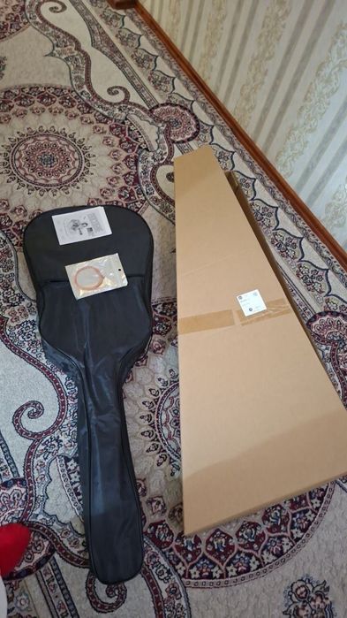 Gitara srochna sotiladi