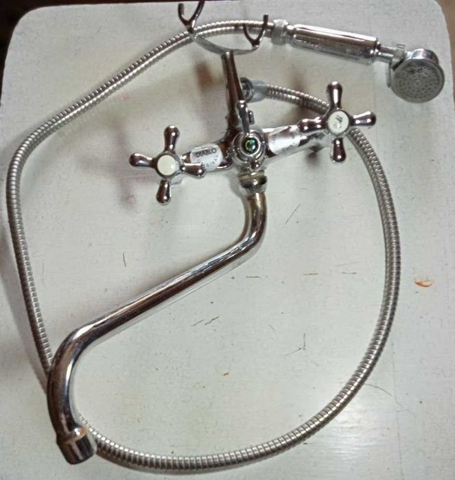 Продам. Смеситель для ванной на запчасти.