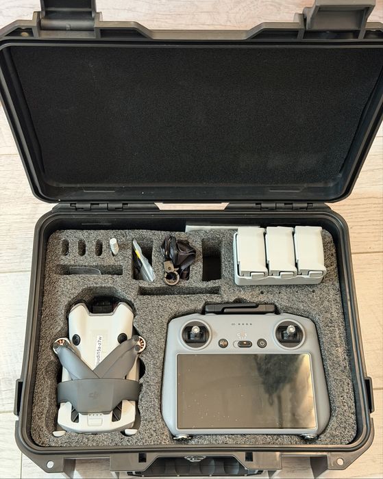 DJI Mini 4 Pro Fly More Combo ca nouă