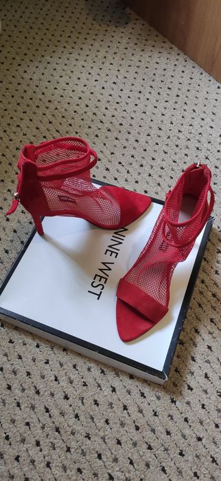Vând sandalele  NINE WEST