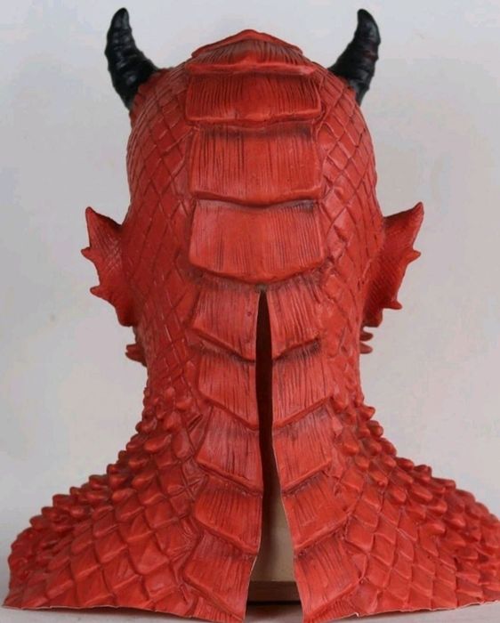 Нова латексова маска