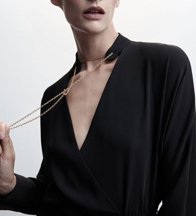 Черна рокля Mango с цепка