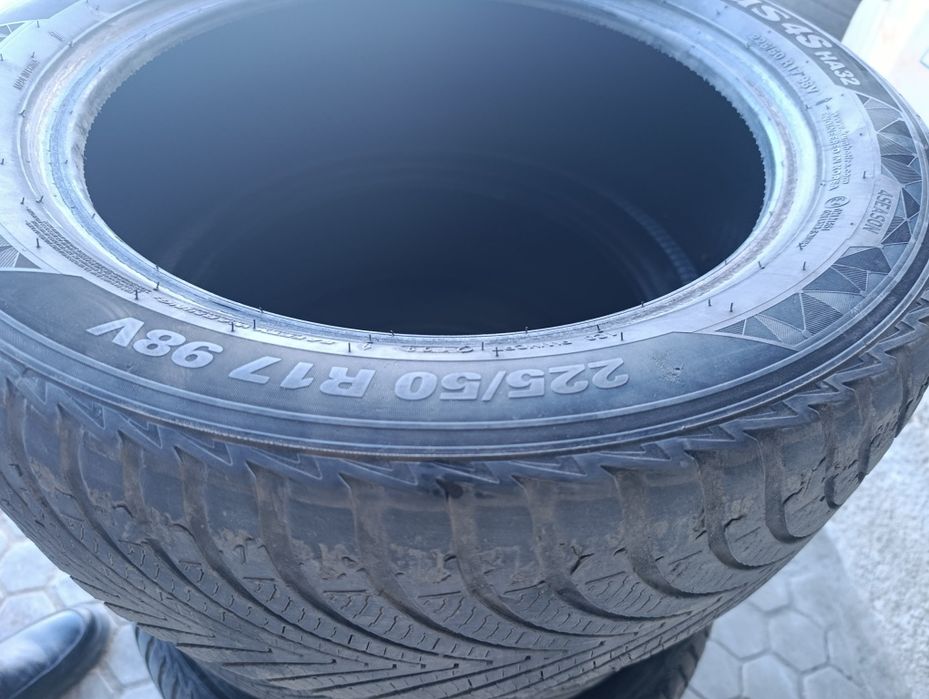 Продам шины 225/50/17