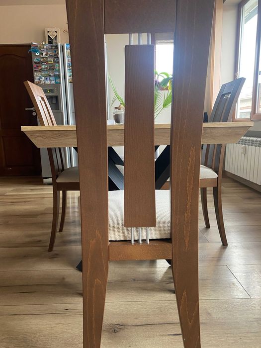 Четери броя трапезни столове