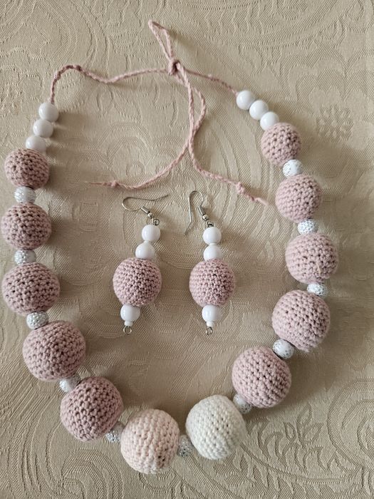 Красиви плетени гердани и обеци.