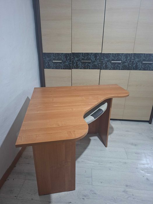 Продам компьютерный стол