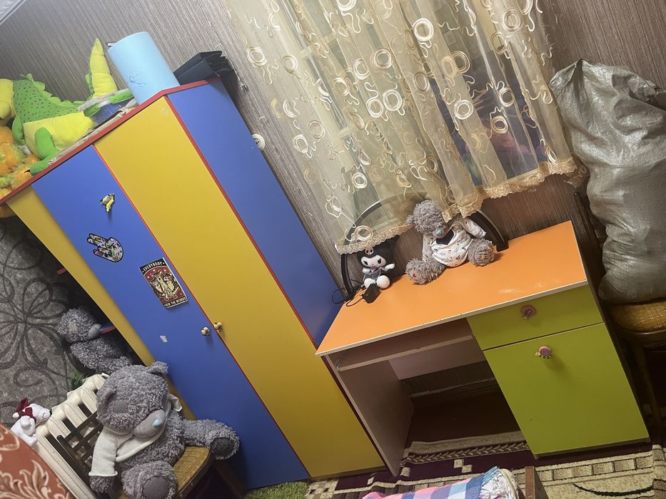 Шкаф и стол в детскую комнату