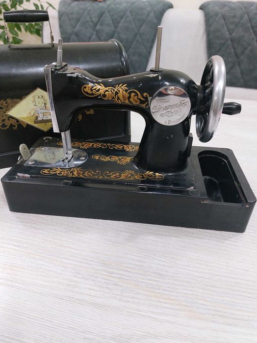 Мини швейная машинка СССР в футляре Винтаж
