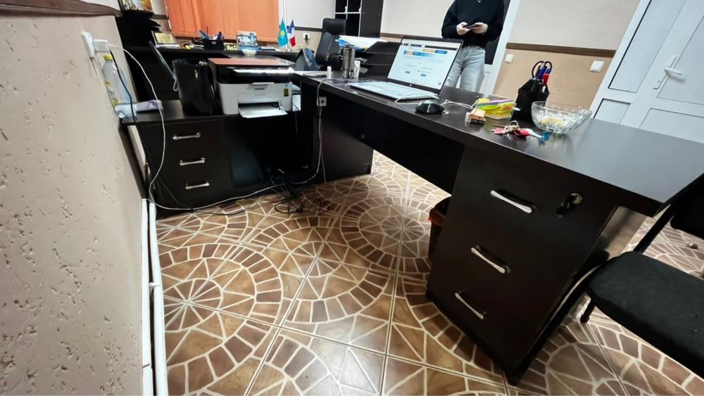 2 стола шкаф напольный