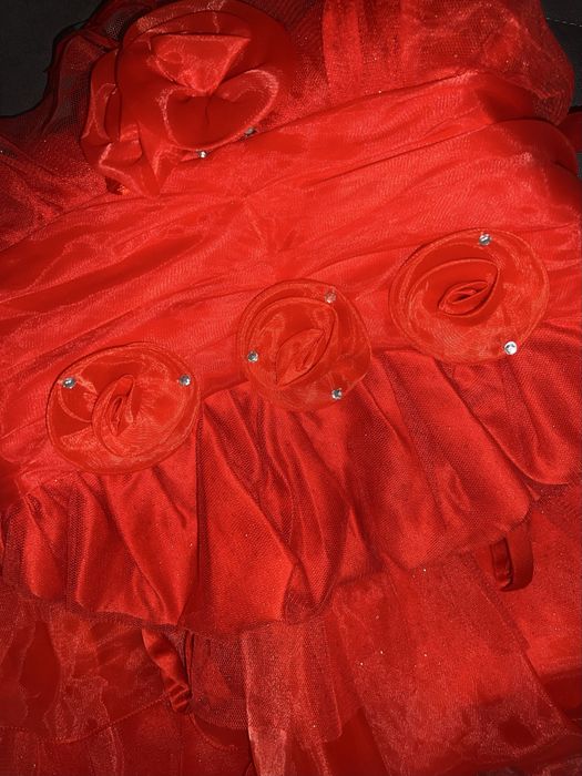 Платье красное нарядное на девочку 5-6 лет